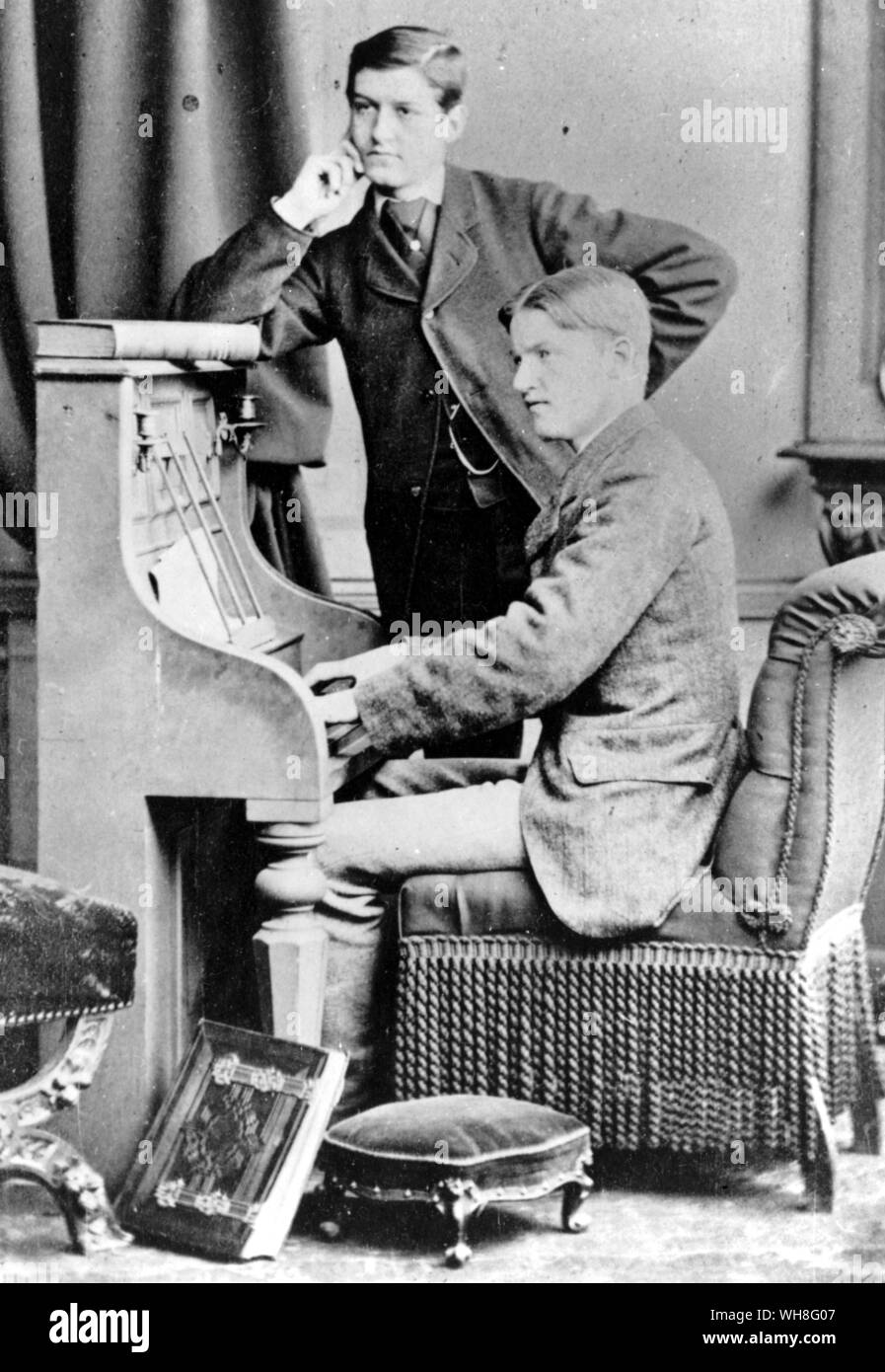 George Bernard Shaw al pianoforte con Robert Moore Fishbourne, 1876. George Bernard Shaw (1856-1950) è stato un drammaturgo irlandese e vincitore del Premio Nobel per la letteratura nel 1925. Il genio di Shaw pagina 28. Foto Stock