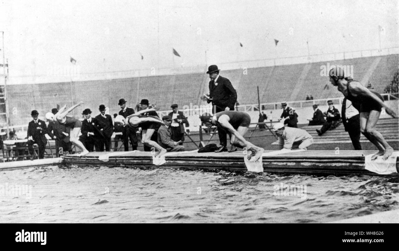 Giochi Olimpici 1908. Finale di 200 metri rana nella piscina, situata nel centro di atletica leggera arena, Shepherds Bush, Londra. I Giochi Olimpici di pagina 74. Foto Stock