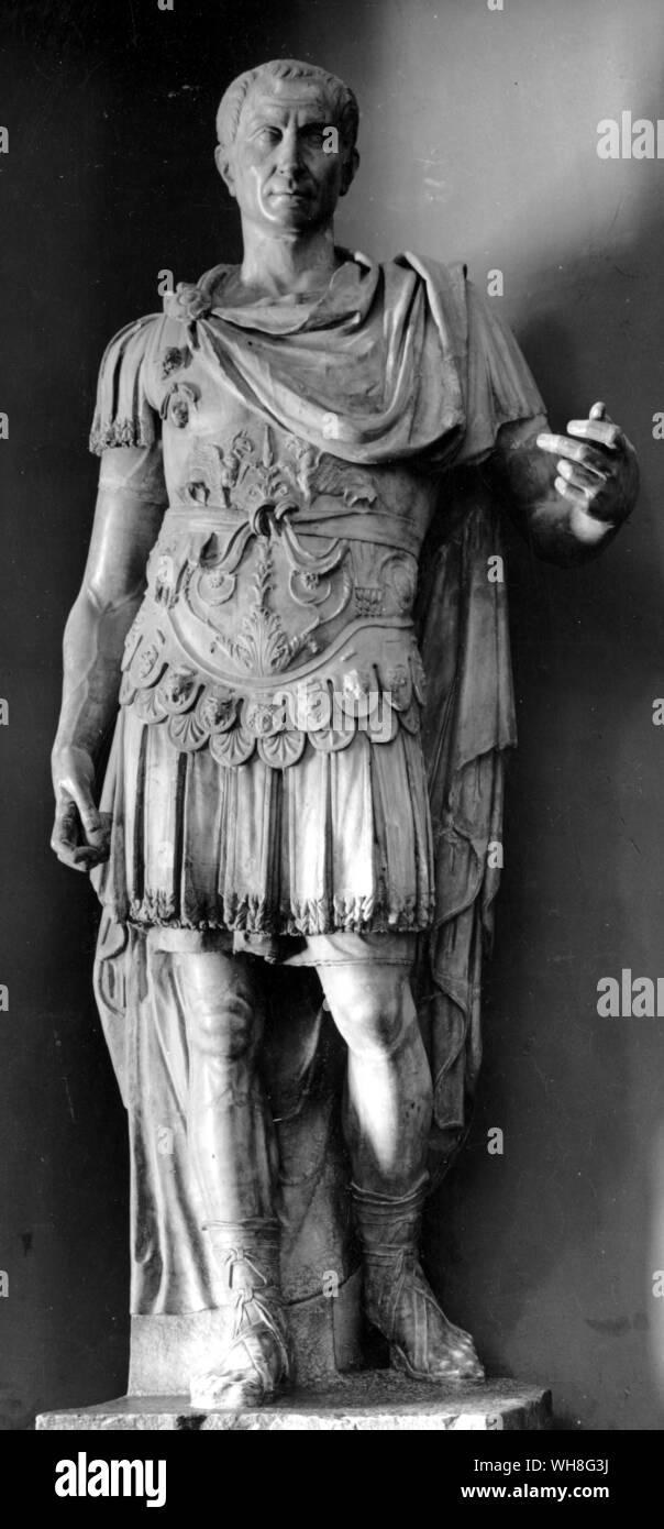 Statua di Gaio Giulio Cesare, dominatore romano (100 BC-44 BC), il generale e statista, che è stato assassinato da un gruppo di nobili di la casa del Senato sull'idi di marzo. Foto Stock