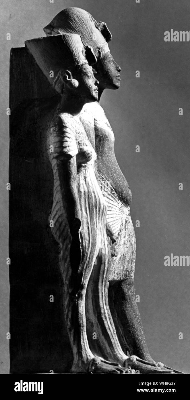 Gruppo di Amenofi IV Akhenaton e Nefertiti, dipinto di statue di pietra calcarea. Tutankhamon da Christiane Desroches Noblecourt, pagina 134. Foto Stock