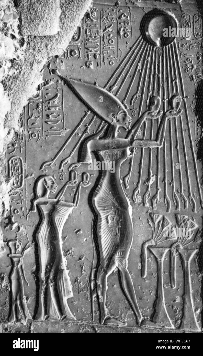 Amenofi IV Akhenaton e Nefertiti, accompagnato da una principessa, fare offerte per il mondo del dio Aton. Tutankhamon da Christiane Desroches Noblecourt, pagina 129. Foto Stock