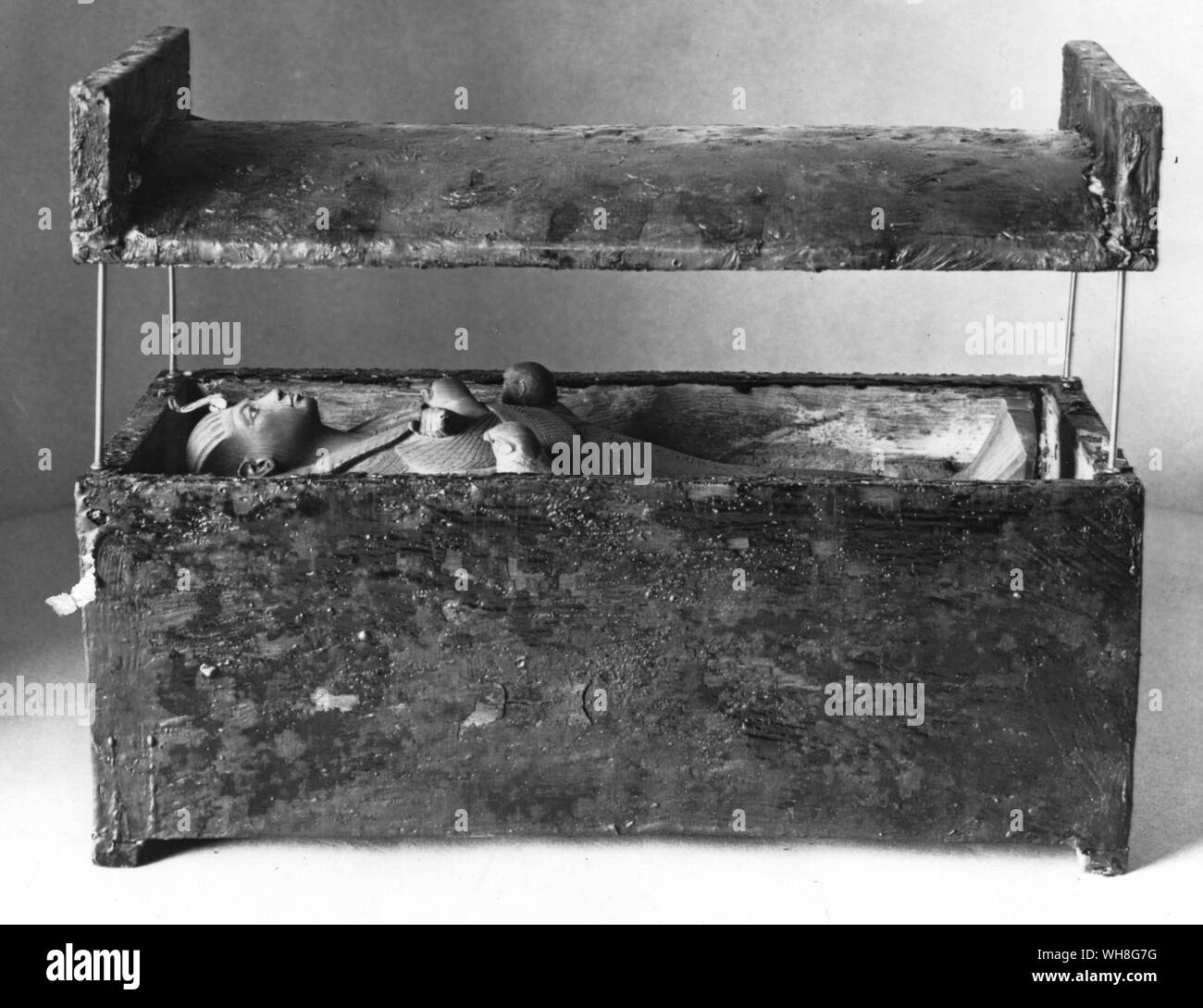 La figura distesa del re dedicata da Maya, nella sua bara di legno. Il capo delle opere in luogo di eternità, scriba regale, sovrintendente del tesoro, Maya, è stata dedicata al giovane re in cui tomba aveva posto il giorno del funerale di poco il cenotafio di legno di dedicare il suo Signore per la vita eterna. Da Tutankhamon da Christiane Desroches Noblecourt, pagina 281. Foto Stock