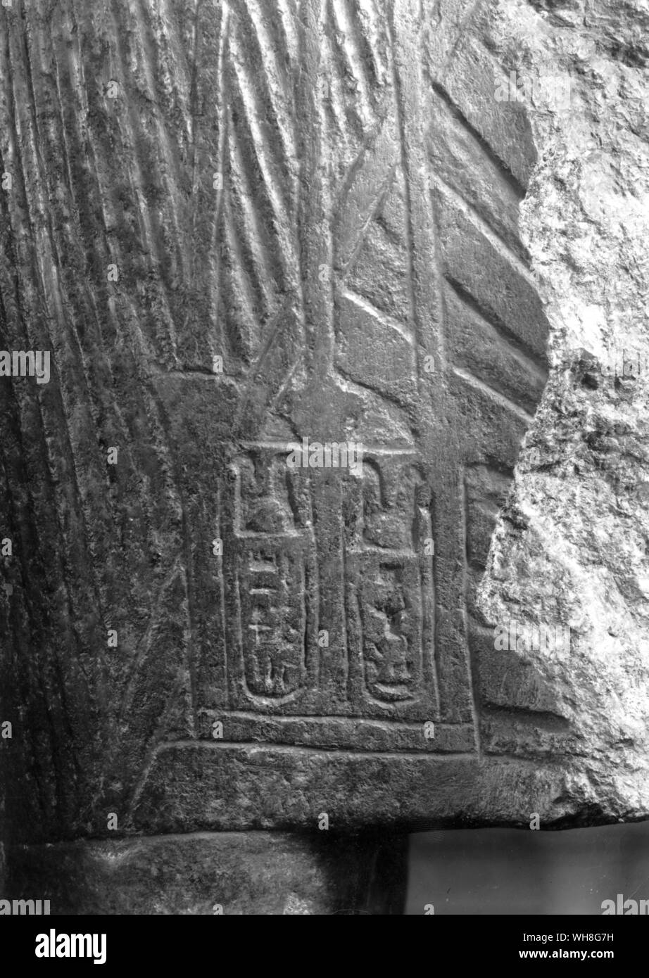 I nomi di Tutankhamon che hanno sopravvissuto sulla statua commemorativa da Karnak. Tutankhamon da Christiane Desroches Noblecourt, pagina 287. Foto Stock