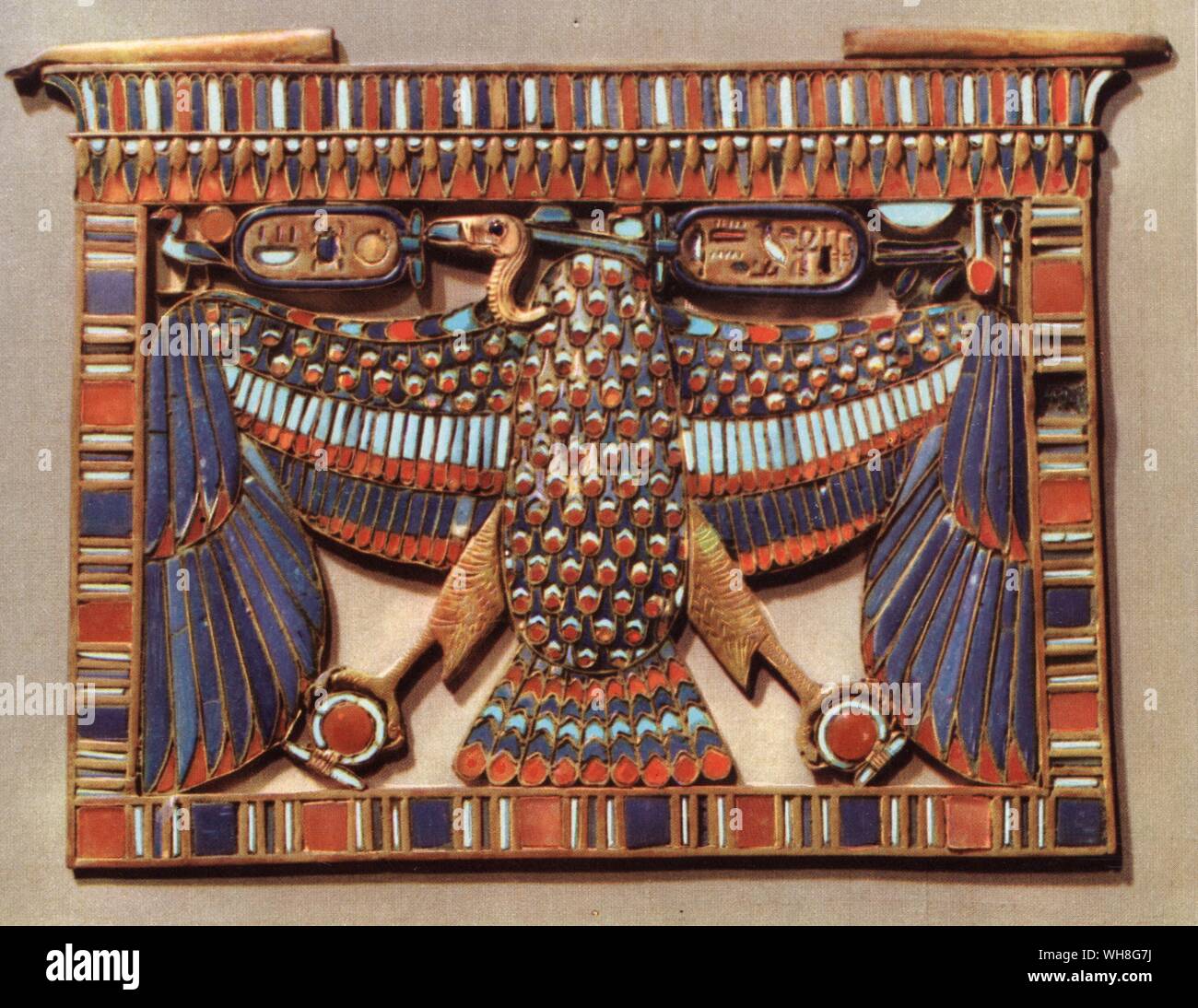 Decorate pettorale con il vulture dell'Alto Egitto. Cloisonne oro intarsiato con una pasta di vetro Foto Stock