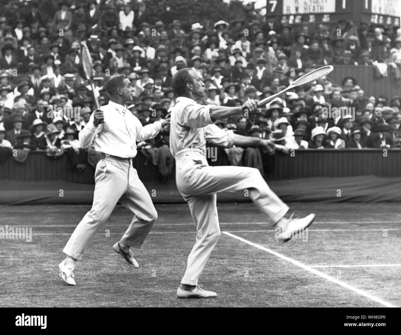 R Lycett e R W Heath giocando F M B Fisher e M J G Ritchie nel quinto round del 1919 campionati di Wimbledon. L'Enciclopedia del Tennis pagina 31. Foto Stock
