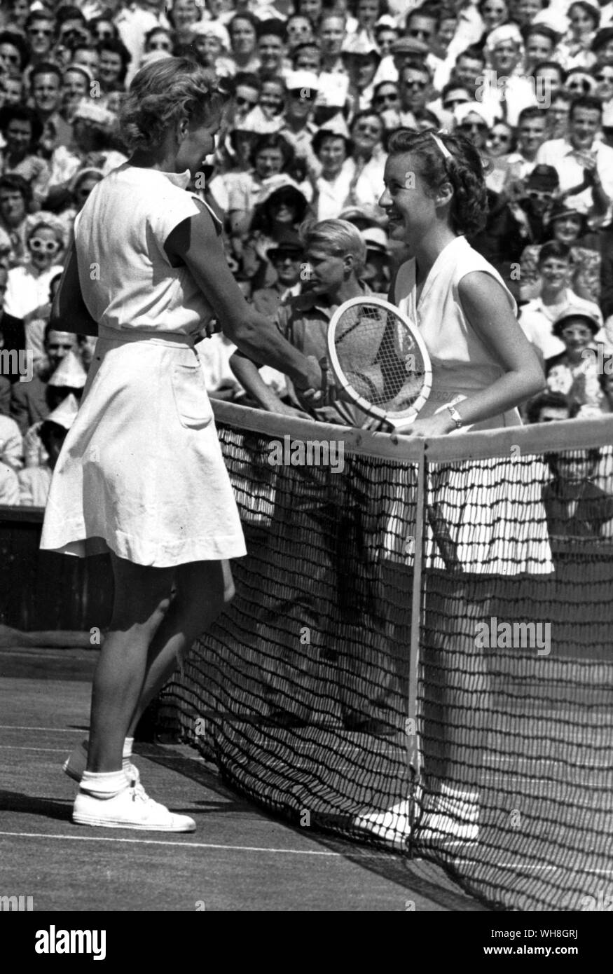 Maureen Connolly (destra) dopo aver sconfitto Louise Brough per vincere il suo primo titolo di Wimbledon nel 1952. L'Enciclopedia del Tennis pagina 40. Foto Stock