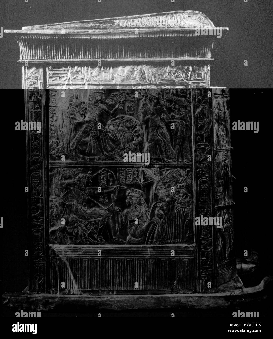 Golden Santuario trovati in Tutankhamon la tomba. I tesori di Tutankhamon, il catalogo della mostra da MI E S Edwards, pagina 113. Foto Stock