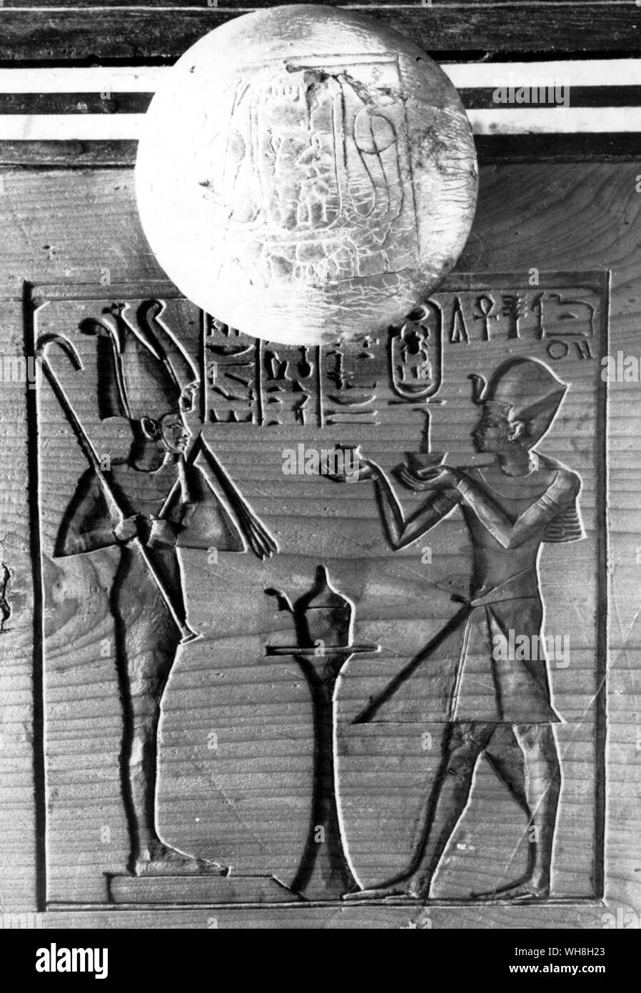 Il insrciptions intorno alla maniglia del torace portatile. I tesori di Tutankhamon, il catalogo della mostra da MI E S Edwards, pagina 91. Foto Stock