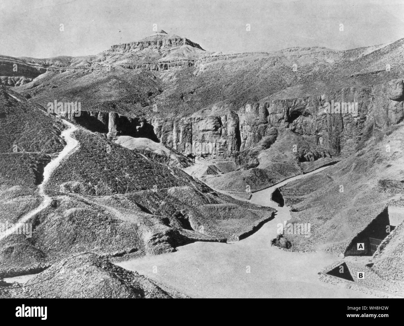 La Valle dei Re che mostra la Tomba di Ramesse VI (regnò 1142-1134BC) e la tomba di Tutankhamon. I tesori di Tutankhamon, il catalogo della mostra da MI E S Edwards, pagina 25. Foto Stock