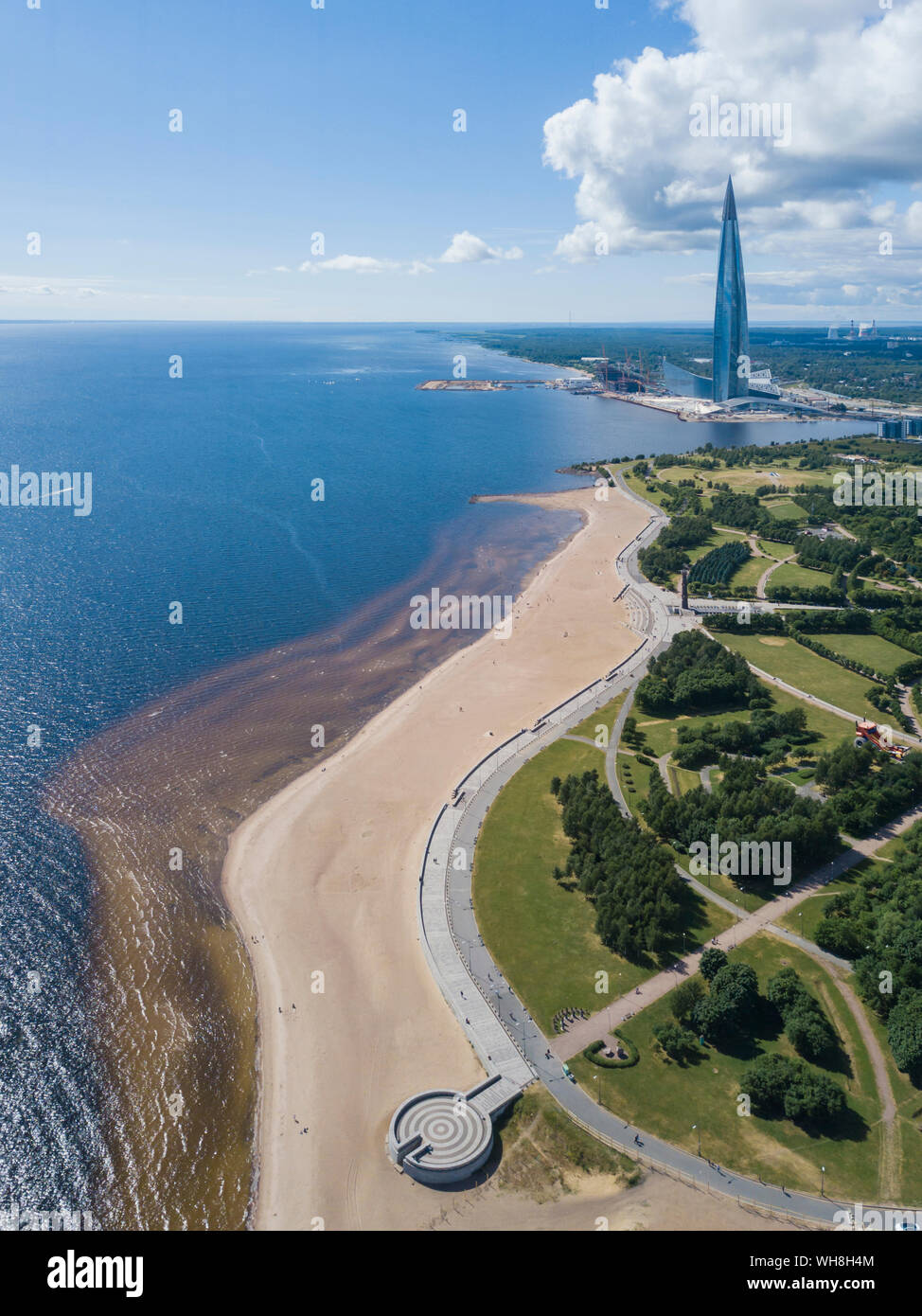 Vista aerea sulla spiaggia e centro Lakhta, San Pietroburgo, Russia Foto Stock