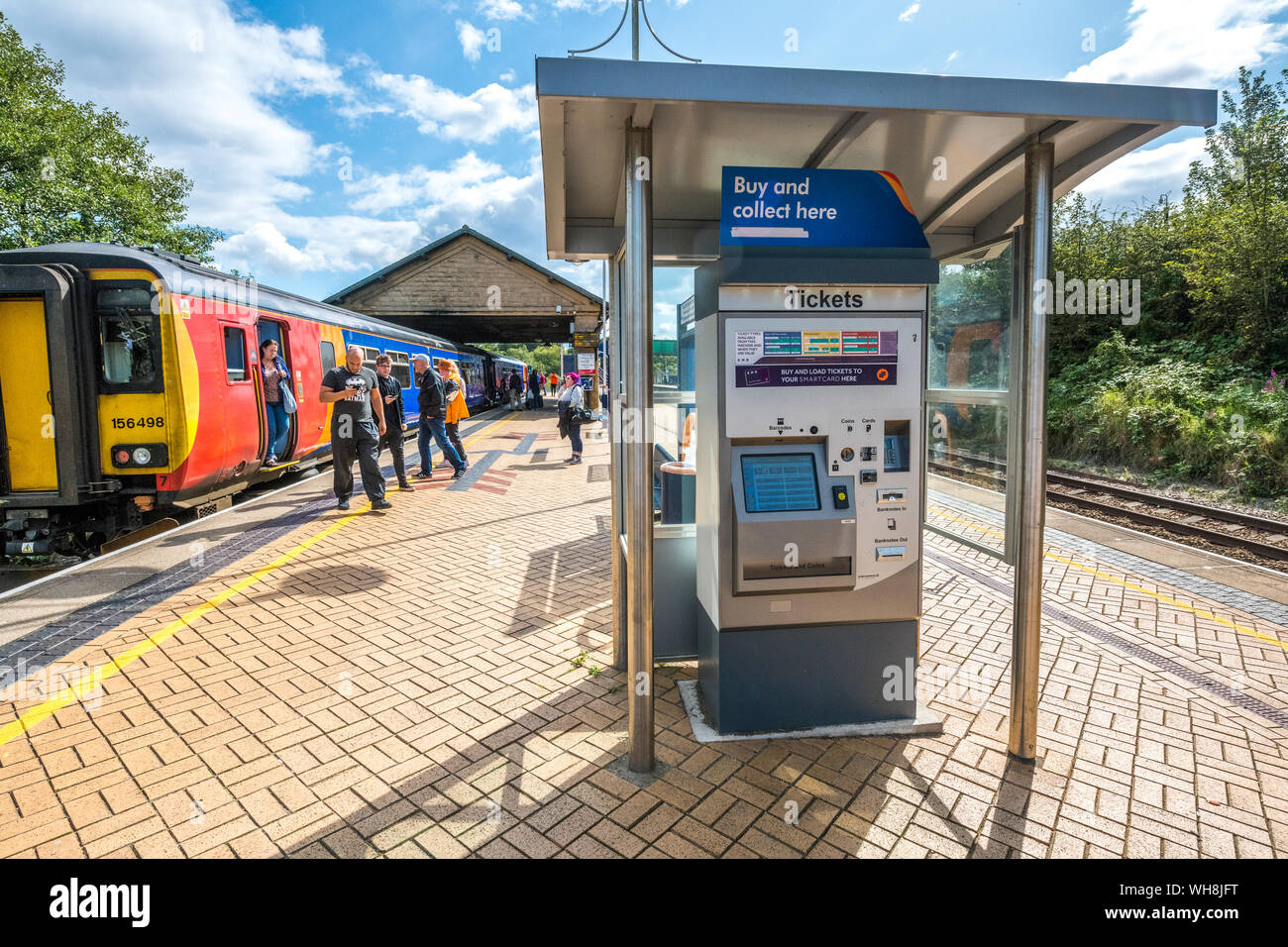 Biglietto del treno macchina su un East Midlands treni piattaforma. Foto Stock