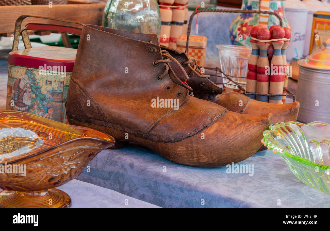 Scarpe antiche in legno sul mercato delle pulci in Francia Foto Stock