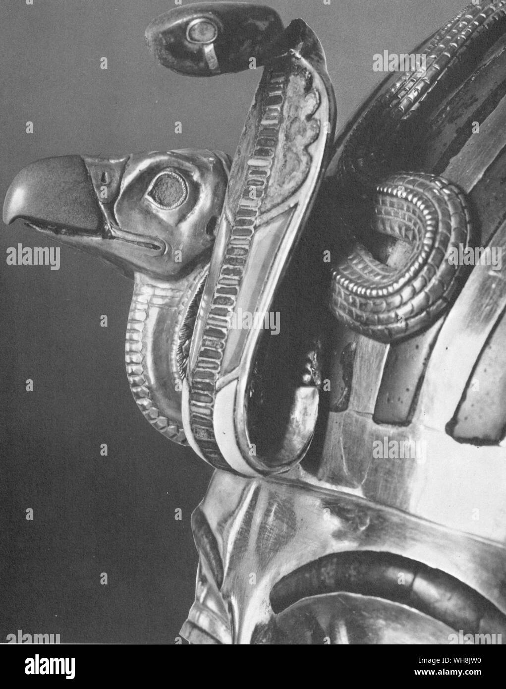 Il Vulture la testa, che simboleggiano sovrana oltre l'Alto Egitto e il cobra di testa, che simboleggiano sovrana su Basso Egitto, sulla maschera di oro trovata in Tutankhamon la tomba. Foto Stock