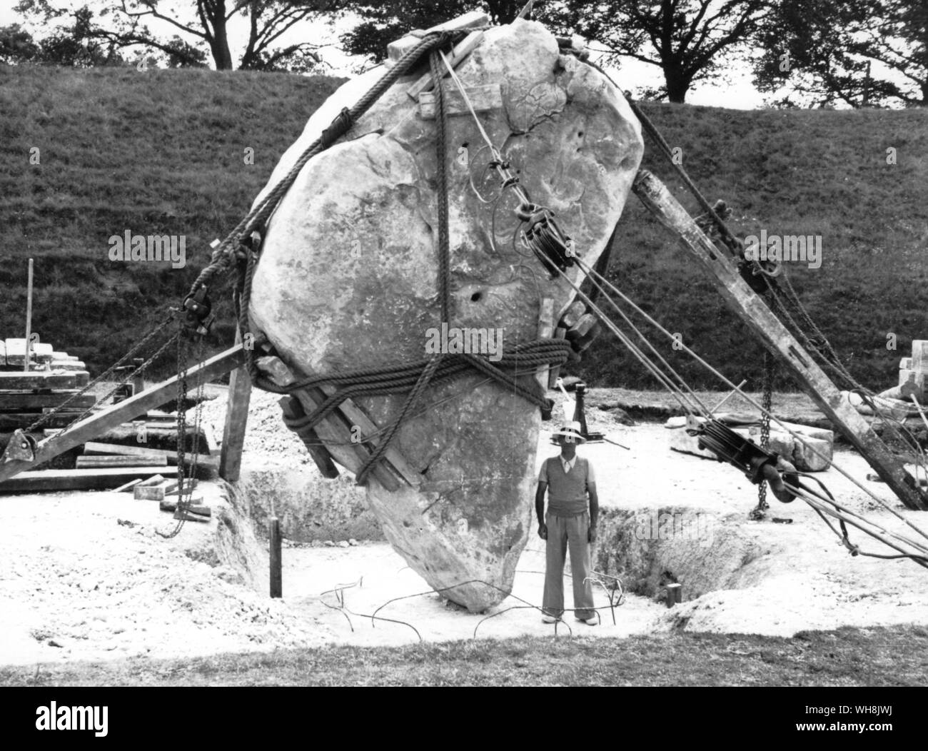 Ad Avebury il Barbiere era la pietra ercted nuovamente nel 1938. In piedi accanto a la pietra è il signor W e V giovane assistente di Alexander Keiller chi era responisible per il funzionamento Foto Stock