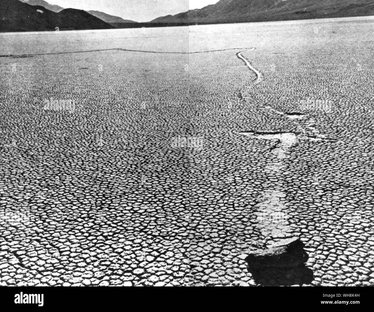 L'intrigante mistero delle pietre in movimento in California's Death Valley Foto Stock