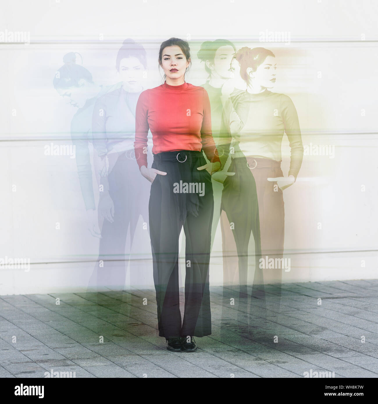Digital composito della giovane donna di fronte a una parete Foto Stock