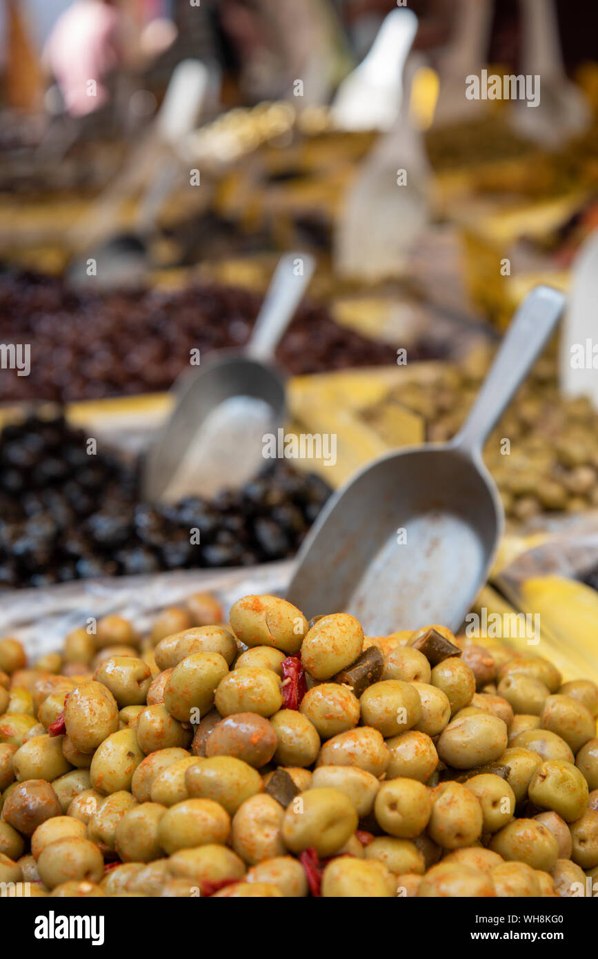Olive fresche in ciotola con cucchiai in vendita presso a. Stall mercato di strada in Provenza Francia Foto Stock