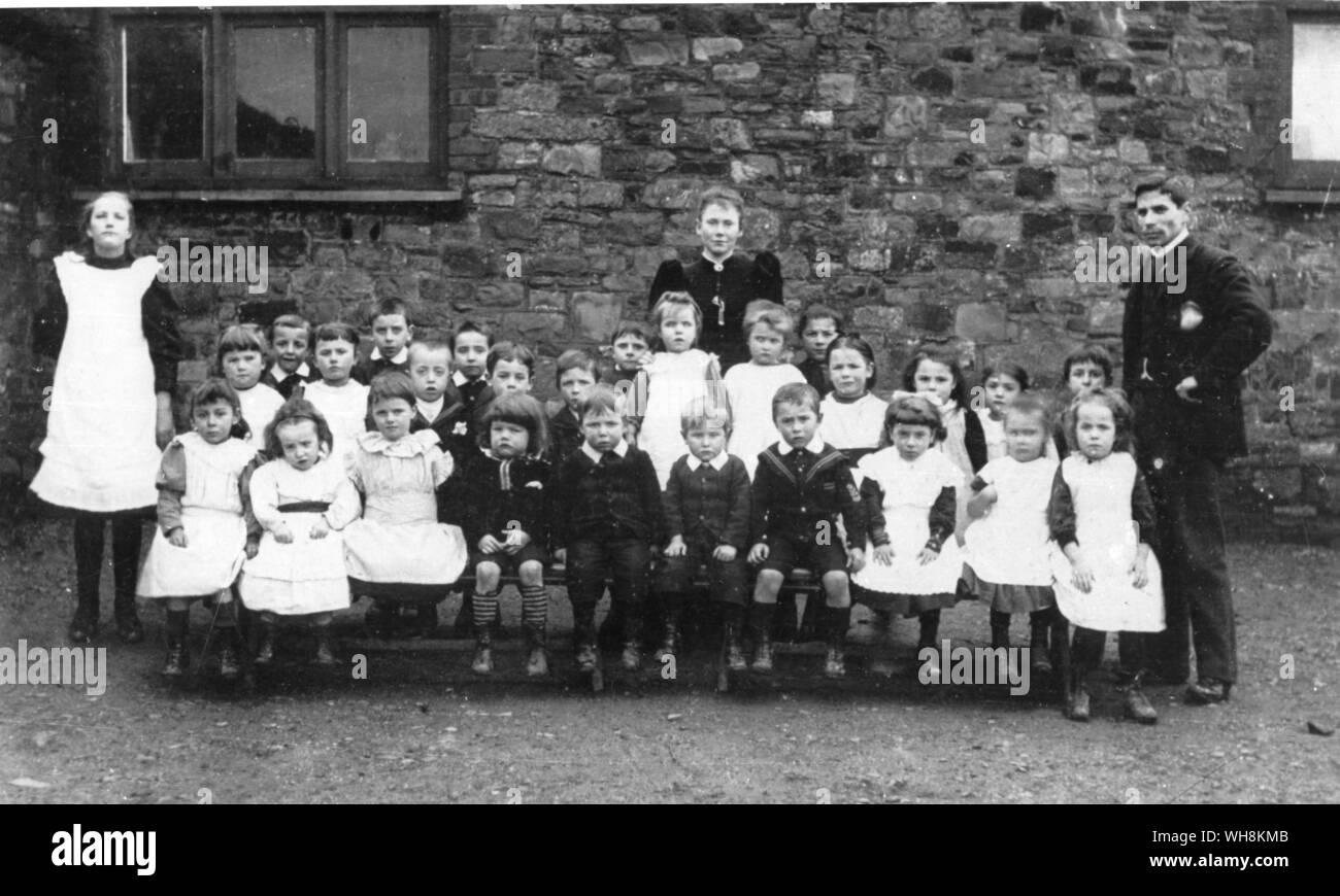 Un tipico villaggio scuola al volgere del secolo Novecento Foto Stock