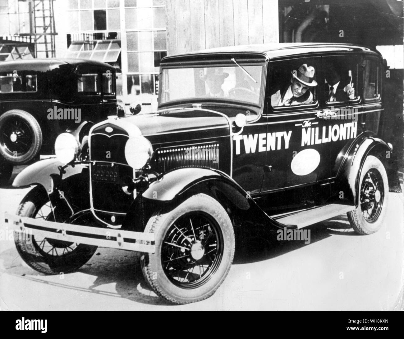 Henry Ford, con suo figlio Edsel accanto a lui la guida del venti milionesimo auto dalle sue opere di Detroit Foto Stock