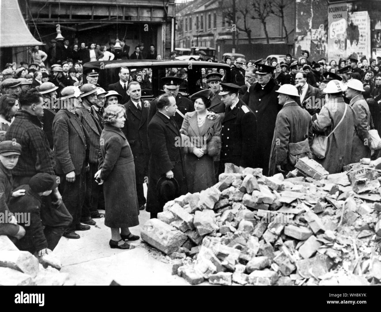 La regina Elisabetta Regina madre simpatico sorriso ai londinesi quando lei e il re George VI li ha visitati una pesante air raid Foto Stock