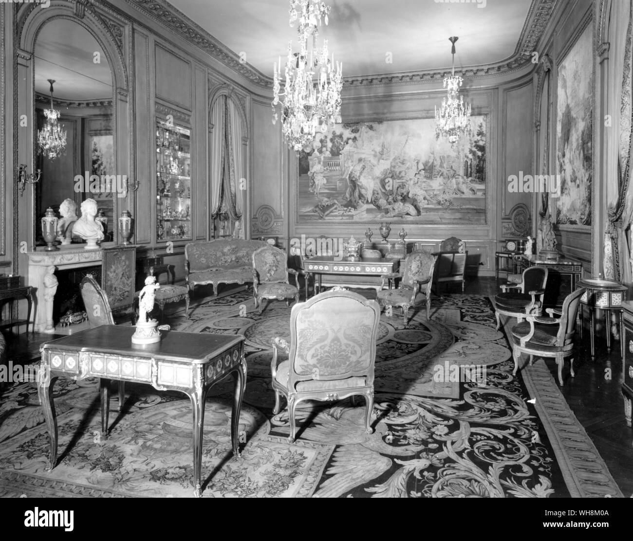 Pannellato in stile Luigi XVI, con mobili, porcellane. scultura e arazzi di Luigi XV e Luigi XVI periodi, il pavimento coperto di Louis XIV Savonerie Foto Stock