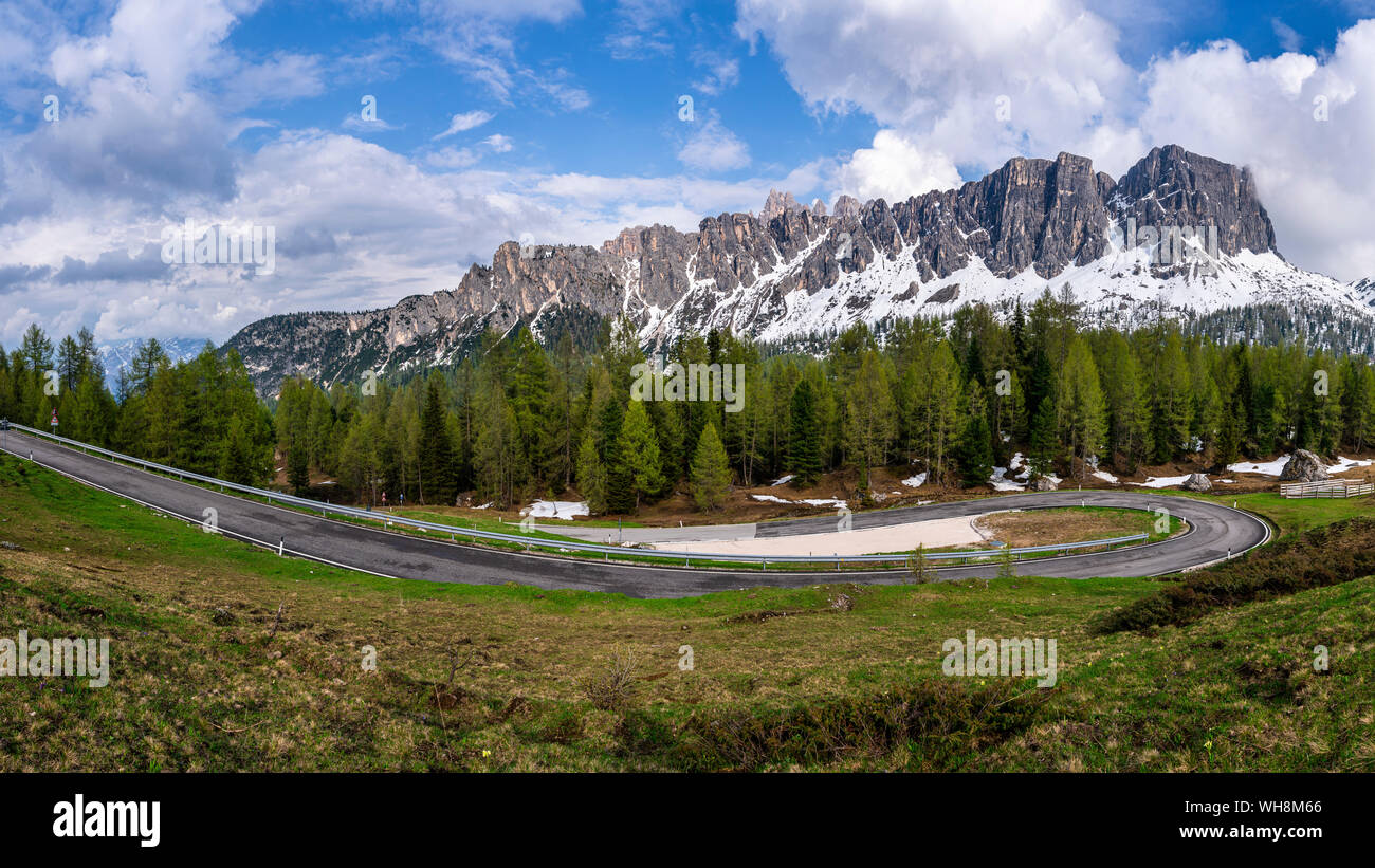Vista di Mountain Pass Road Passo Giau, Dolomiti, Italia Foto Stock