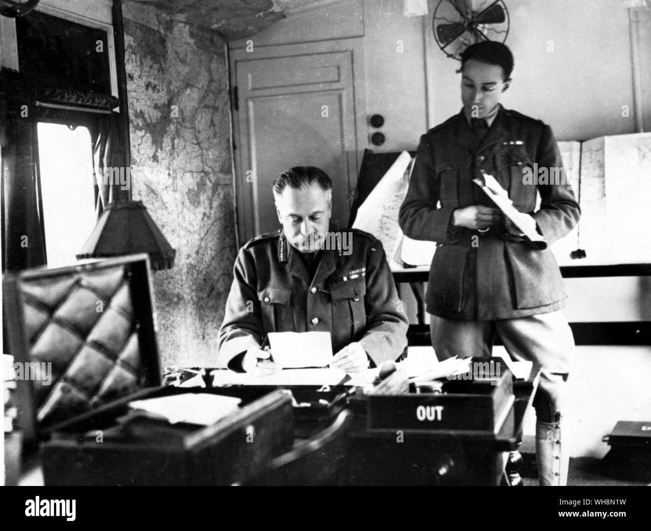 Maresciallo di Campo Sir Douglas Haig, comandante in capo dell impero britannico delle forze sul fronte occidentale, nel suo treno HQ. Ha dominato la strategia degli alleati durante l'anticipo di fine 1918 Foto Stock