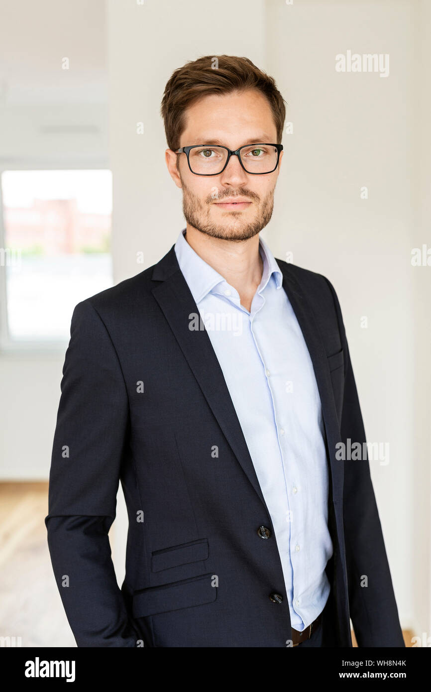 Ritratto di un imprenditore fiducioso in un appartamento Foto Stock