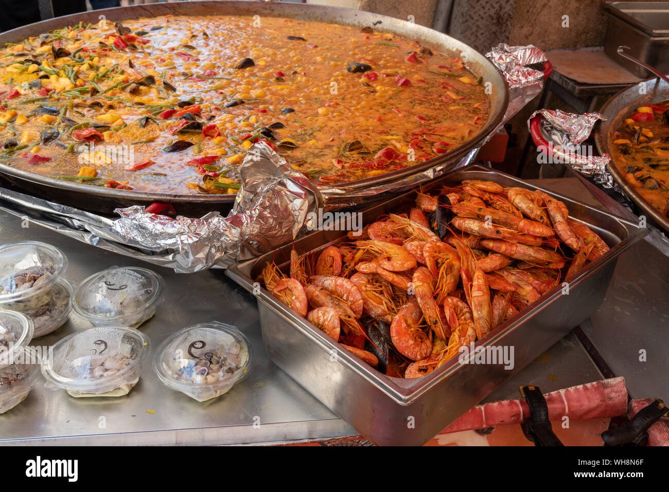 Cibo di strada, grande paella piatto di pesce cucina sul mercato in Provenza, Francia Foto Stock