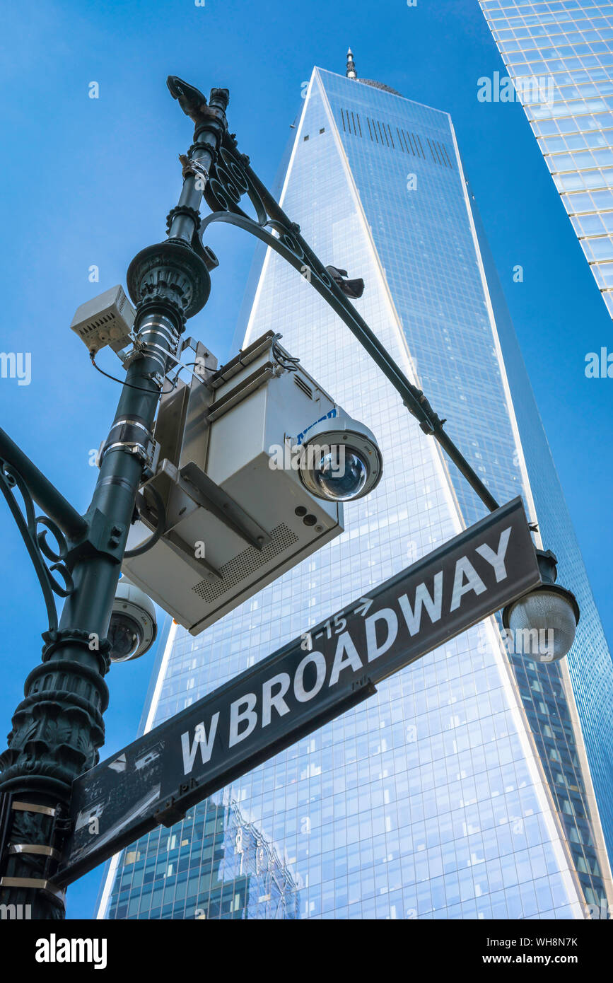 America sicurezza, vista di una telecamera TVCC installazione su una lampada posta nella parte inferiore di Manhattan con la Freedom Tower in background, New York City, Stati Uniti d'America Foto Stock