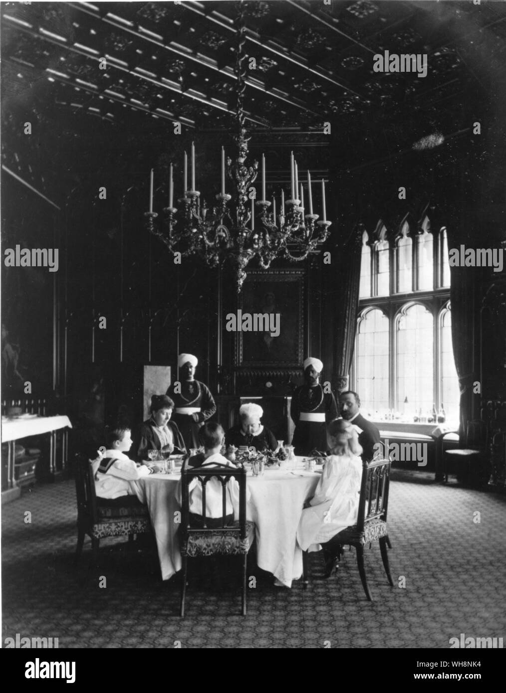 La regina Victoria, il principe e la principessa Enrico di Battenberg e per i loro figli, il principe Alexander, la Principessa Victoria Engenie e Principe Maurice avente un pasto al Castello di Windsor 1895 Foto Stock