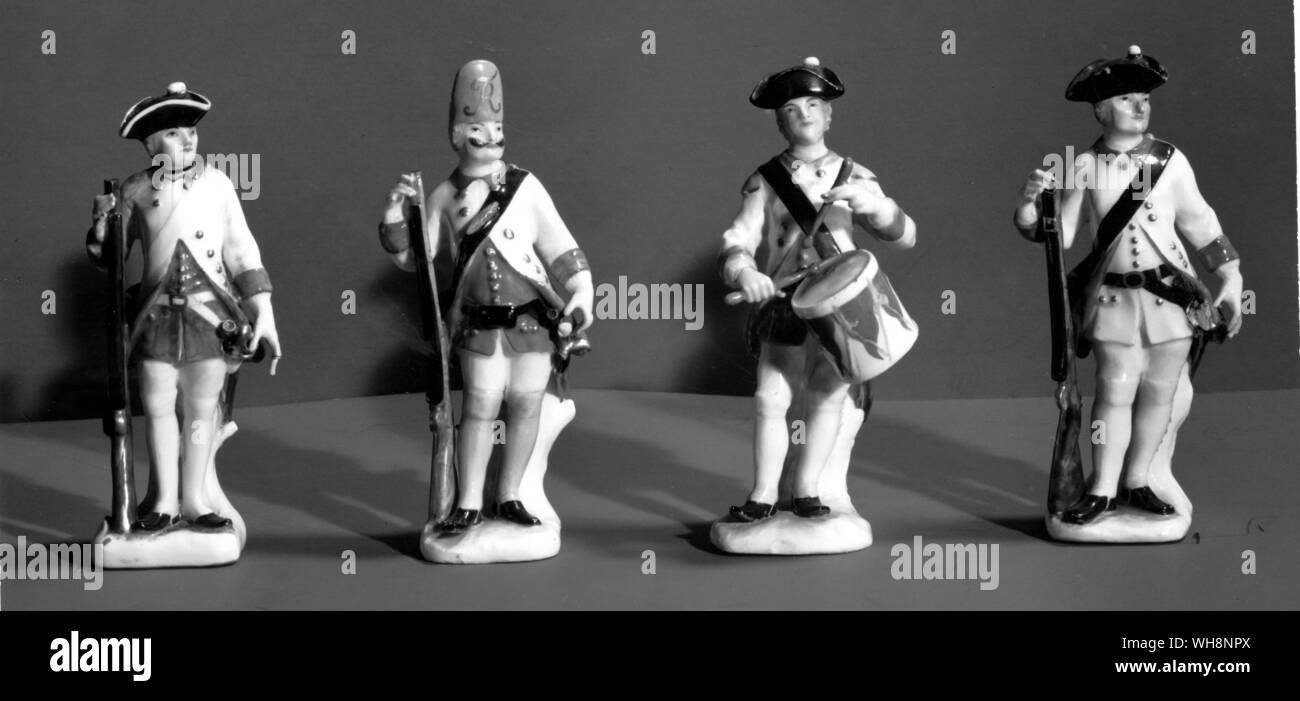Soldati di porcellana da un set presentato da Federico al Tsarevich Pietro di Russia e realizzato da J. J. Kandler di Meissen, 1740-45 Foto Stock