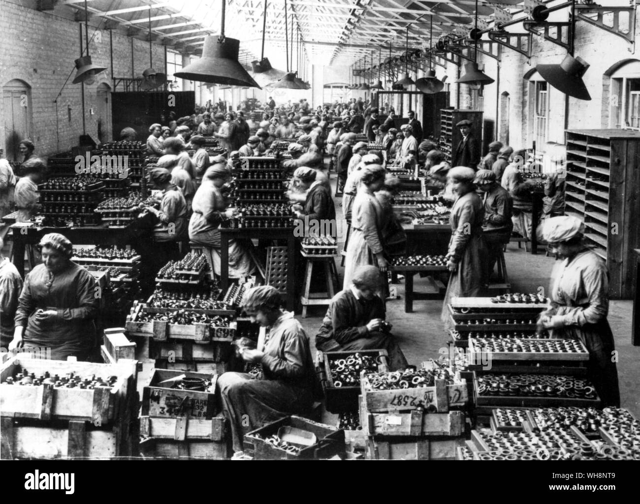 La partecipazione delle donne in guerra . Test della valvola: La scuola di segnale R N Caserma Portsmouth da Arthur David McCormick Foto Stock