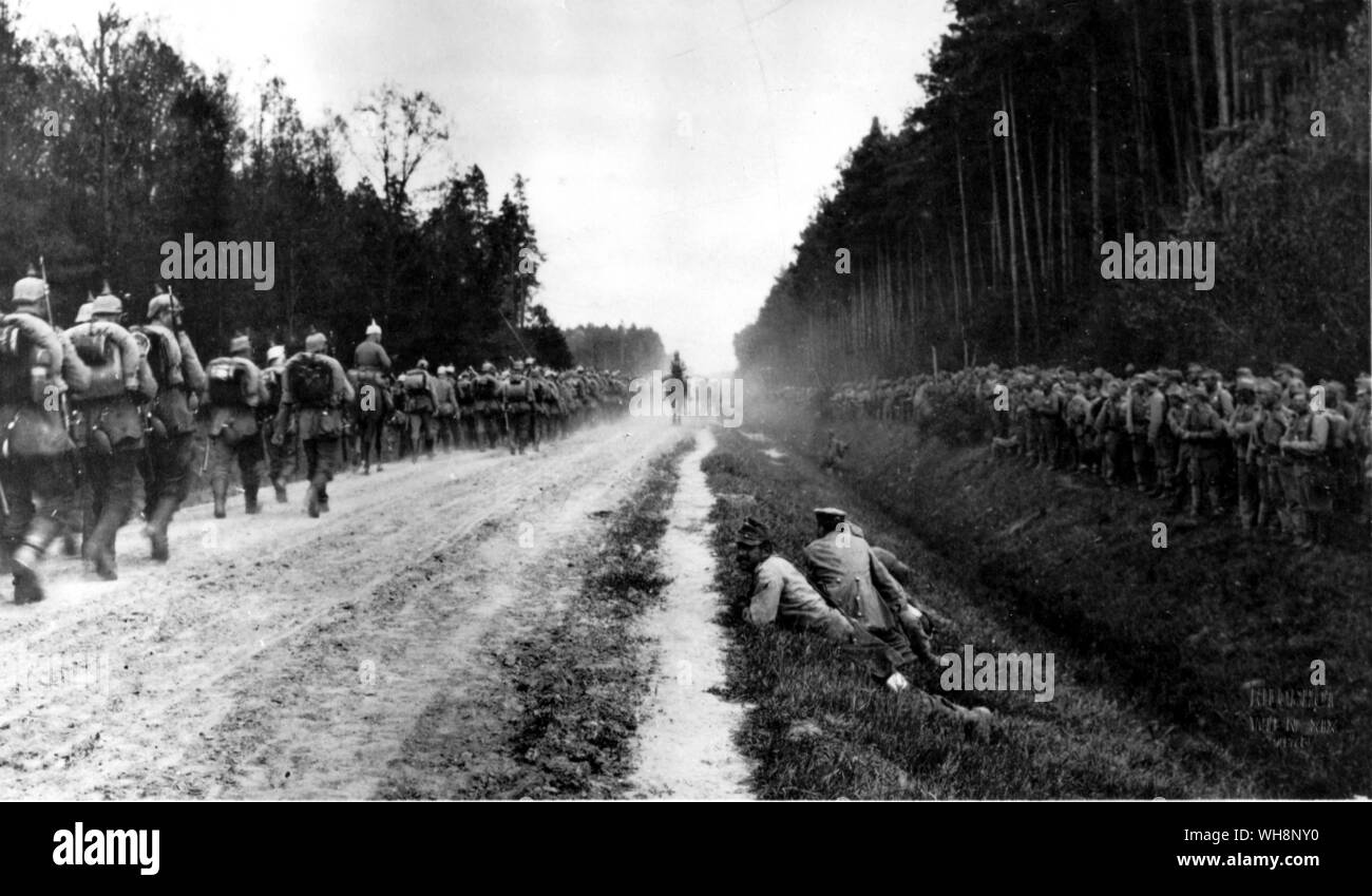 Truppe tedesche in marcia con appoggio Austro ungherese cercando di truppe sul fronte orientale durante il mese di agosto 1914 Foto Stock