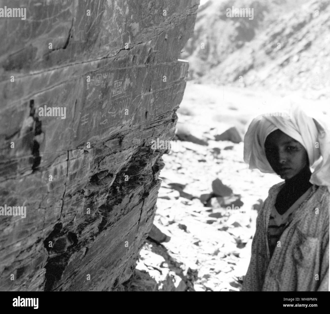 In prossimità del pozzetto di Umm Fawakhir. "Il ragazzo ha dichiarato che dobbiamo andare avanti su poi ulteriormente. Invece di miniere d'oro e capanne siamo stati ora per ispezionare graffiti che non era quello che mi aveva indicato per vedere'. L'Egitto. Foto Stock