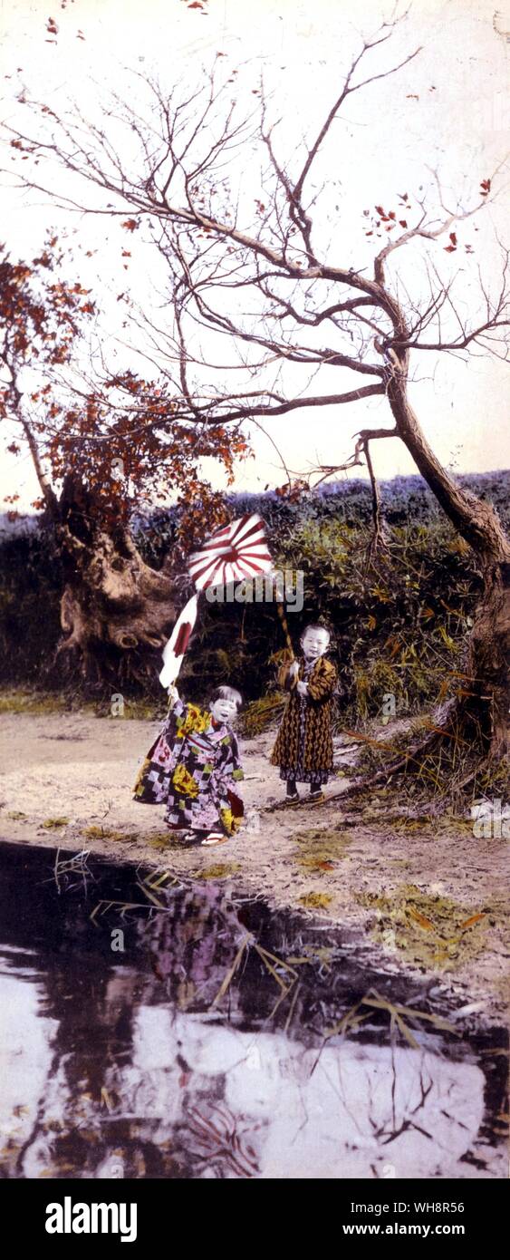 Un nuovo anno scheda con due bambini sventolando bandiere giapponese. 1905. Foto Stock