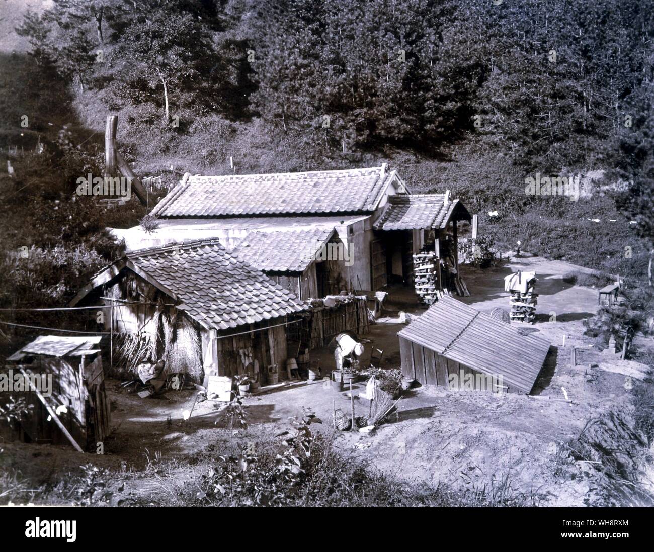 Un essere umano ash pit è sotto il capannone sulla destra. 1900. Foto Stock