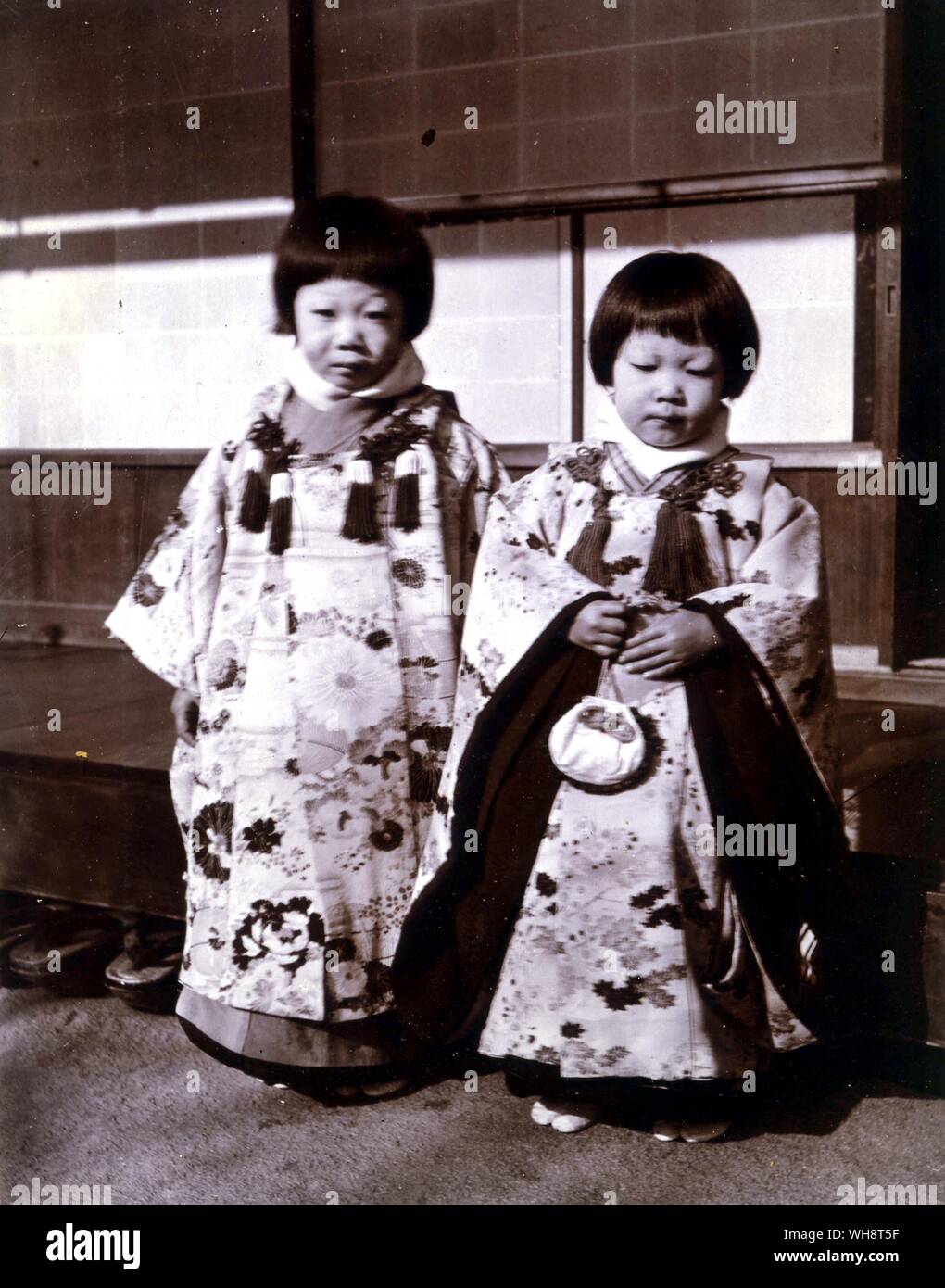 Due ragazze giapponesi in abito di chiamata. 1901. Foto Stock