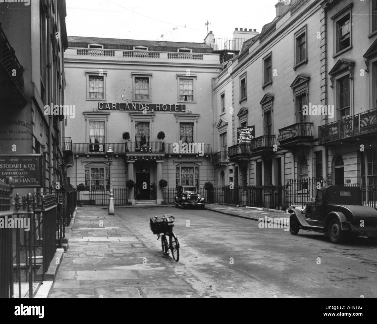 Ghirlande Hotel 1933 non è più un hotel stage porta dell'Haymarket Theatre sul lato sinistro Foto Stock