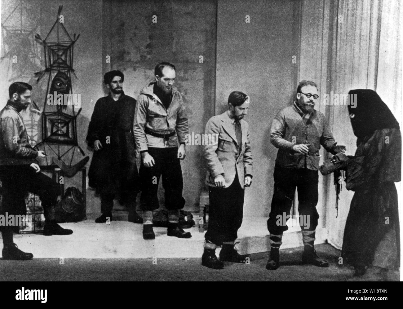 Il gruppo teatrale della salita di F 6 presso il Teatro di mercurio febbraio 1937 l'eroe riscatto guarda i suoi compagni leggendo le loro fortune Foto Stock