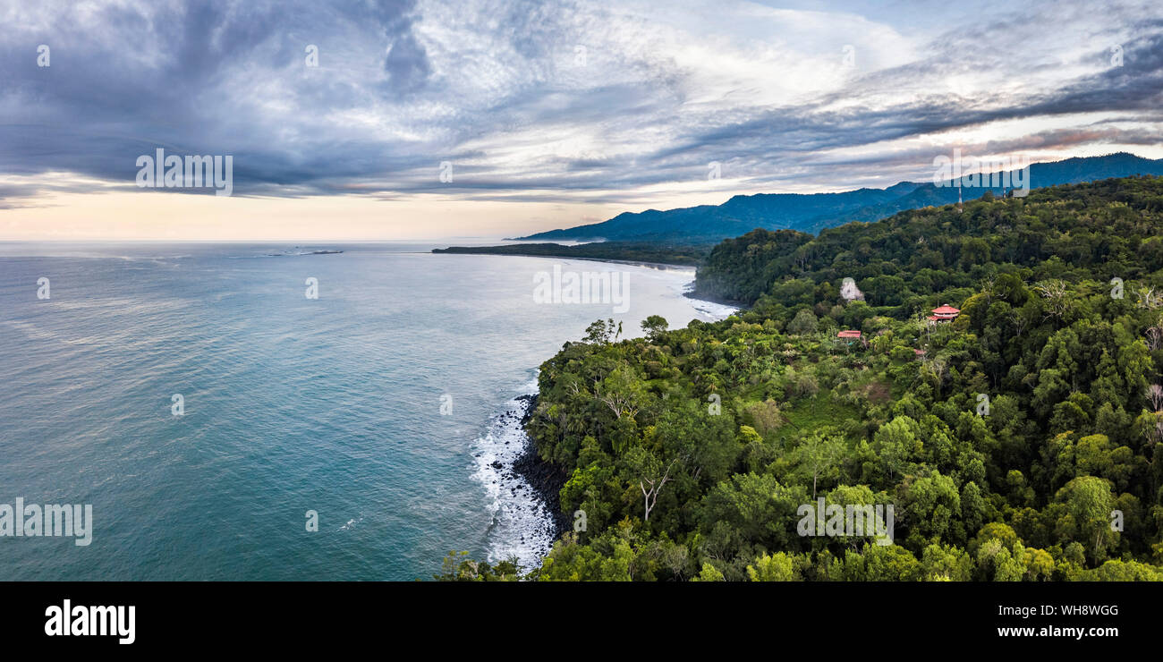 Drone vista della spiaggia di Arco e la foresta pluviale di sunrise, Uvita, Puntarenas Provincia, costa del Pacifico di Costa Rica, America Centrale Foto Stock