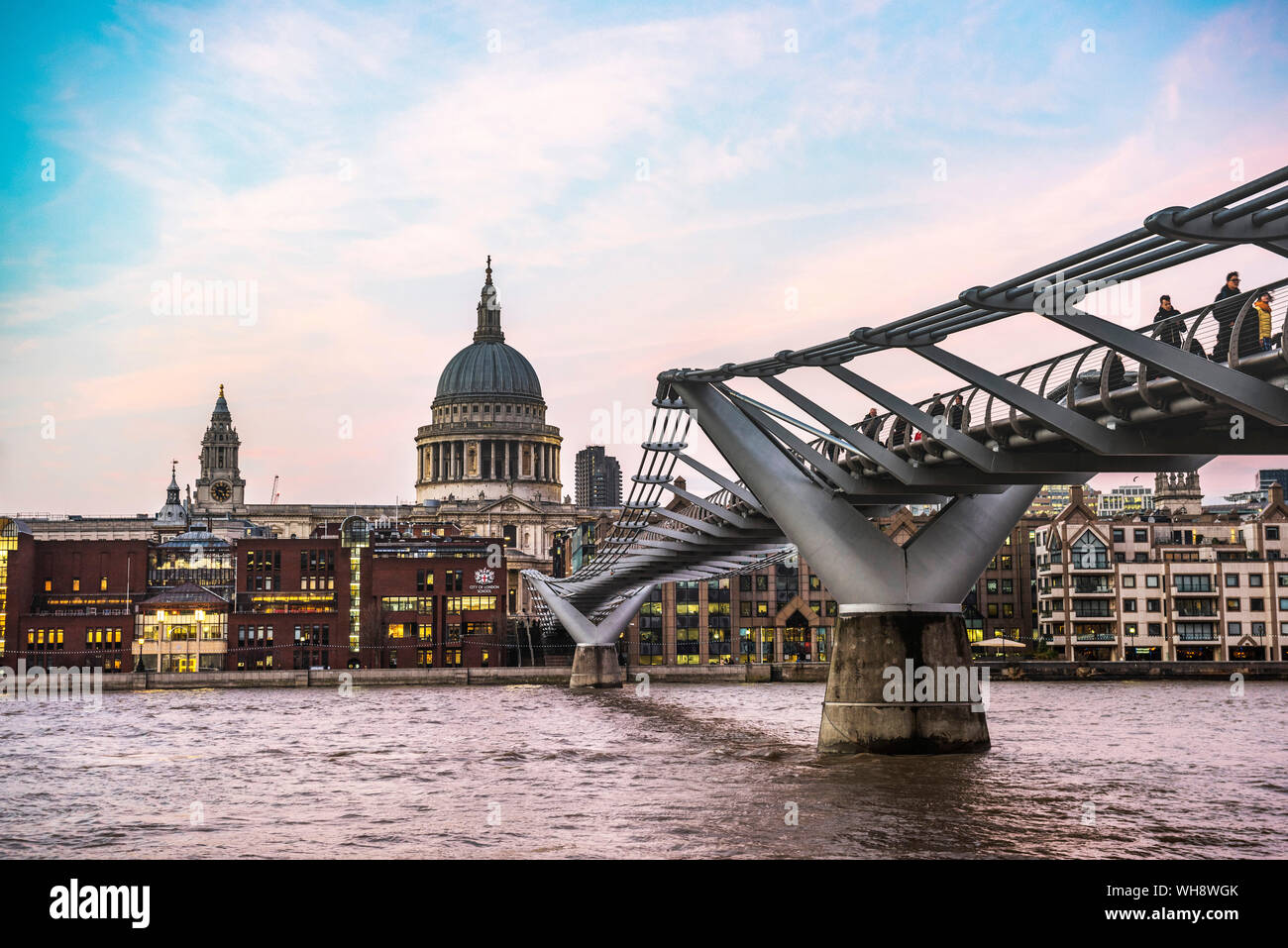 La Cattedrale di Saint Paul al tramonto, il Millenium Bridge e il fiume Tamigi e la City of London, Londra, Inghilterra, Regno Unito, Europa Foto Stock