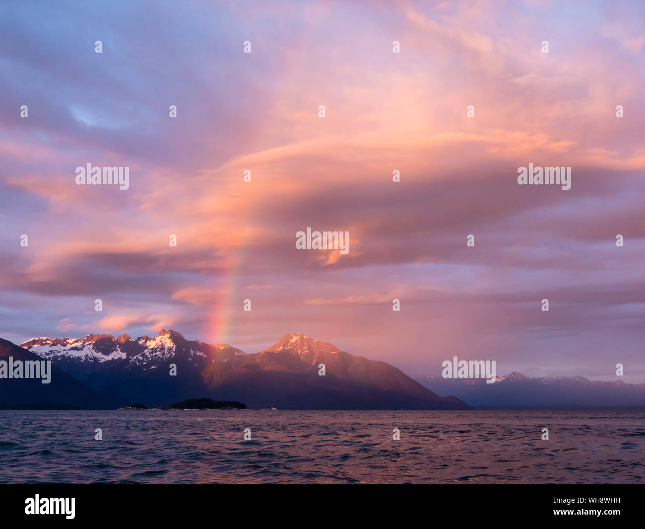 Rainbow oltre a sud dell'isola di marmo nel Parco Nazionale e Riserva di Glacier Bay, a sud-est di Alaska, Stati Uniti d'America, America del Nord Foto Stock