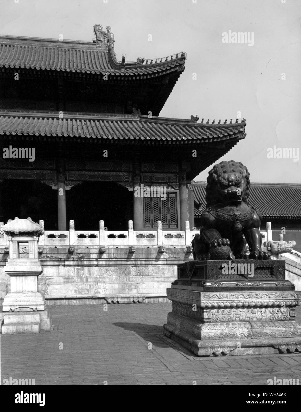 Un leone di bronzo di fronte all'T'ai uomini, nel Palazzo Imperiale a Pechino Foto Stock
