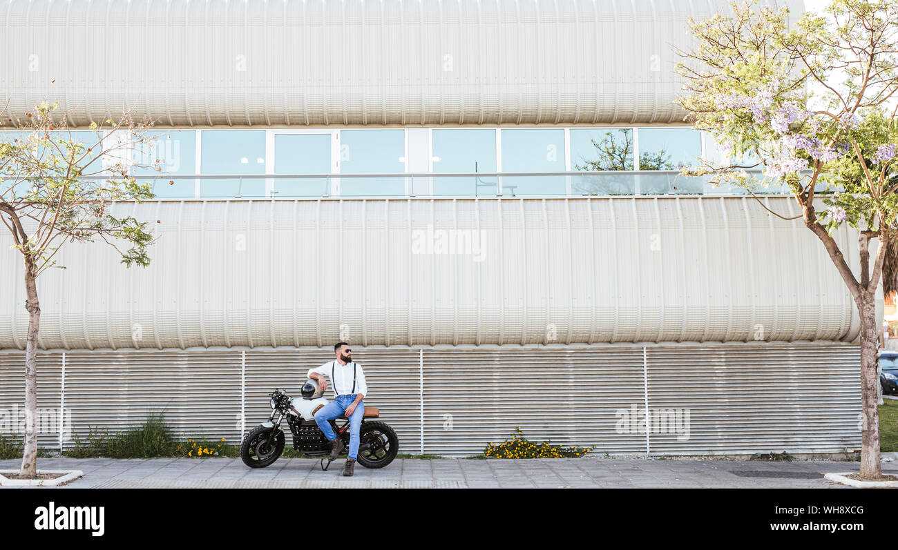 Uomo Barbuto e il suo moto Foto Stock