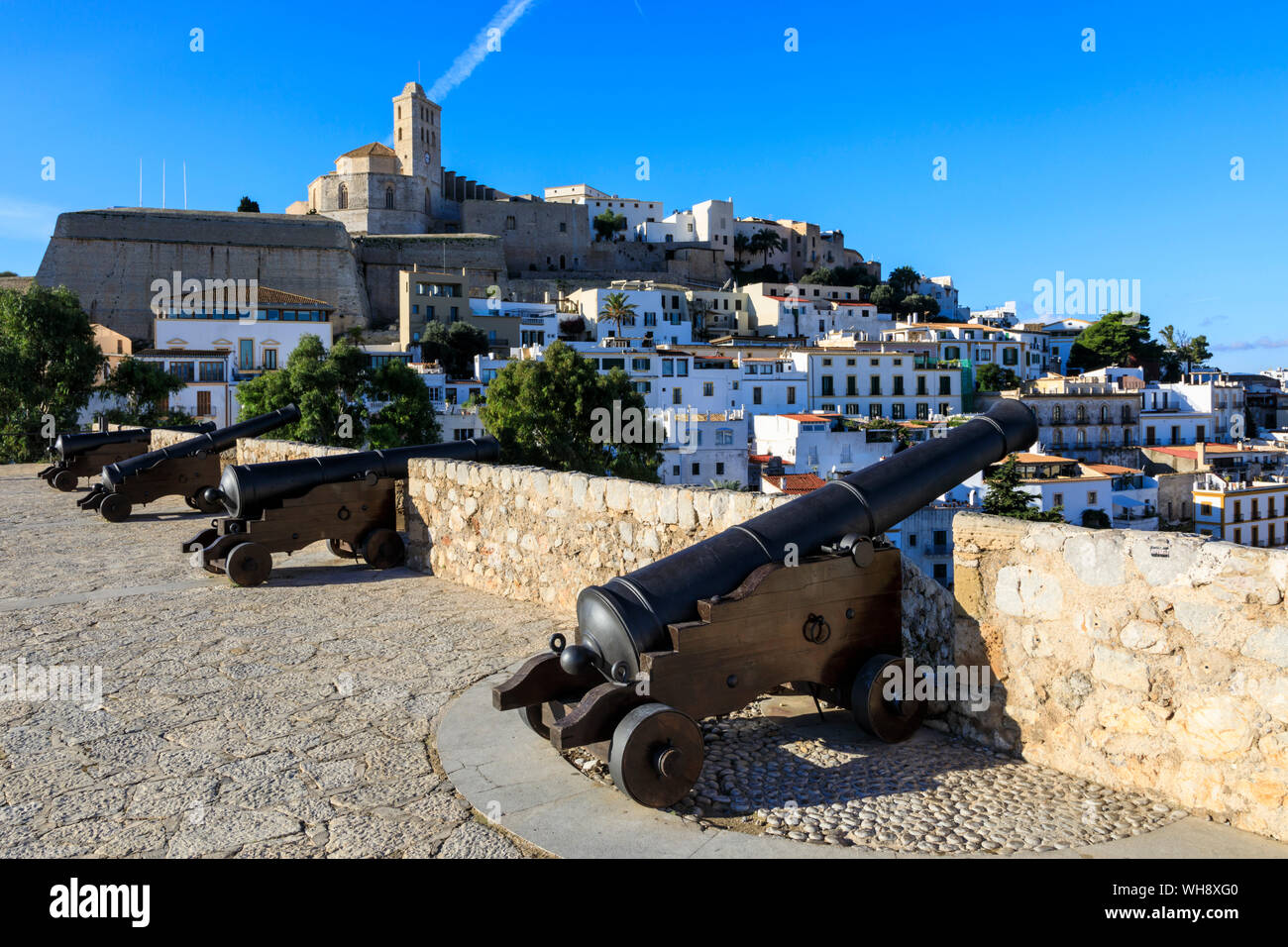 Bastione, cannoni, bastioni, cattedrale, Dalt Vila città vecchia, Sito Patrimonio Mondiale dell'UNESCO, la città di Ibiza, Isole Baleari, Spagna, Mediterraneo, Europa Foto Stock