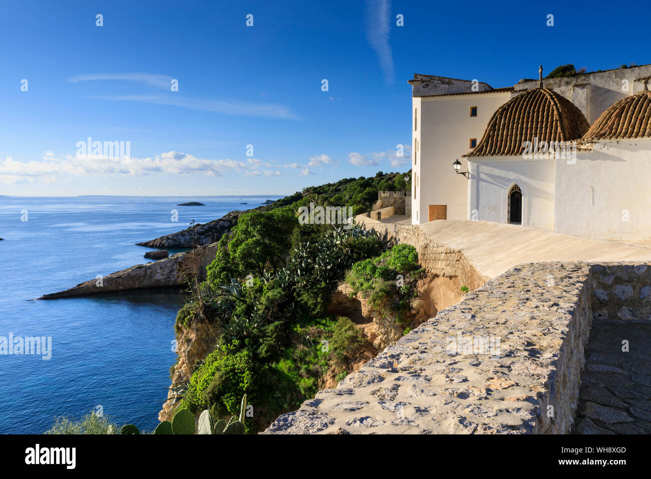 Vista costiera da bastioni e mura di Dalt Vila città vecchia, UNESCO, imbiancato la chiesa, la città di Ibiza, Isole Baleari, Spagna, Mediterranea Foto Stock