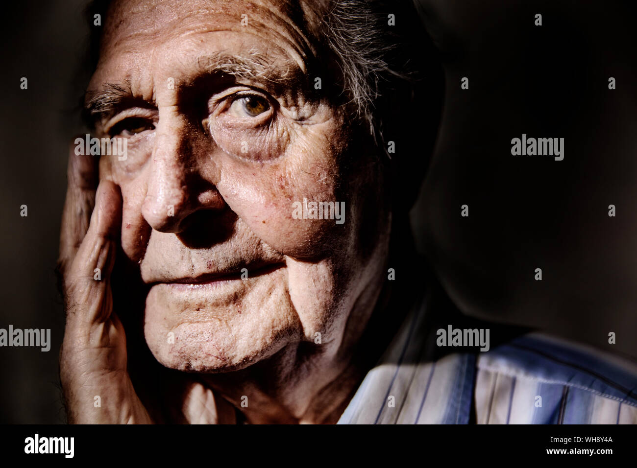 Ritratto di uomo anziano con la mano sulla faccia, close-up Foto Stock