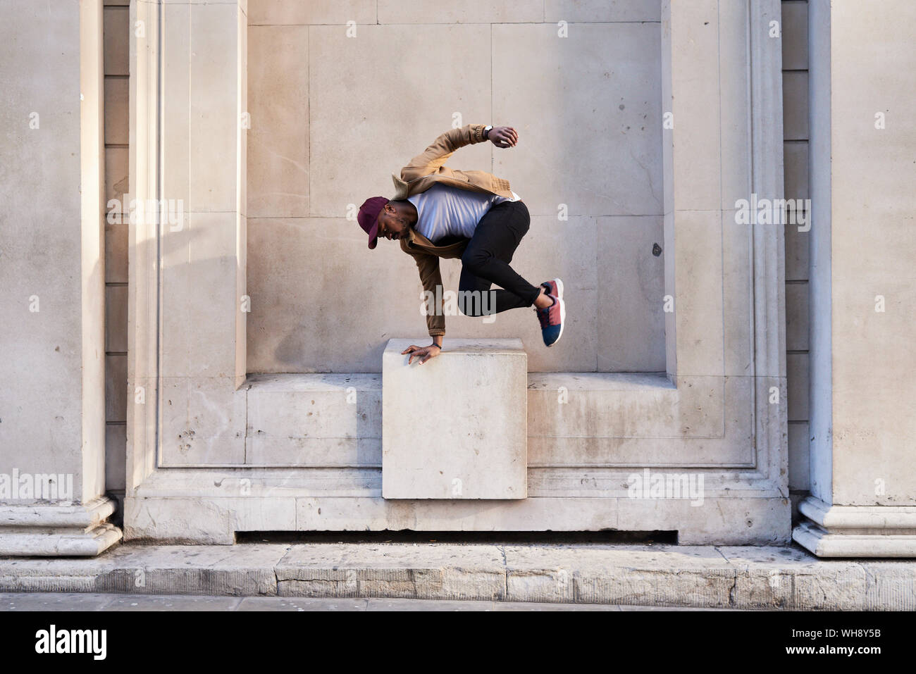 Metà uomo adulto jumping Foto Stock
