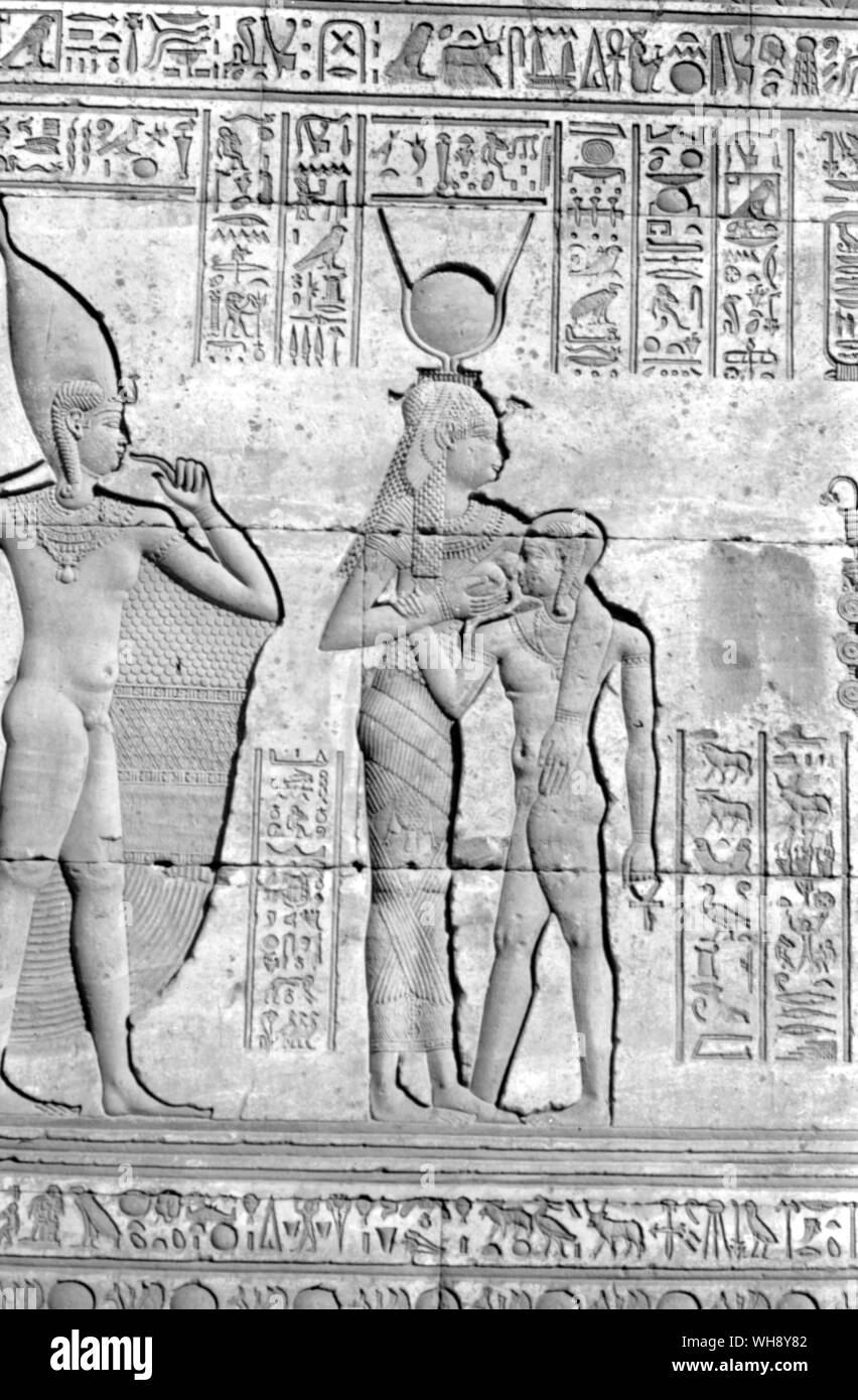 Rilievo di arenaria della dea Hathor allattamento il dio bambino dal mammisi a Denderah, costruita al tempo di Augusto e decorate successivamente.. Foto Stock